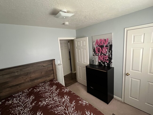 Building Photo - 1426 W 400 S
