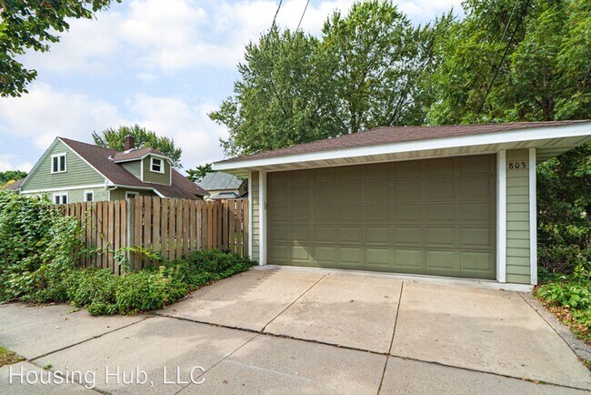 Foto del edificio - 4 br, 1.5 bath House - 803 Englewood Ave