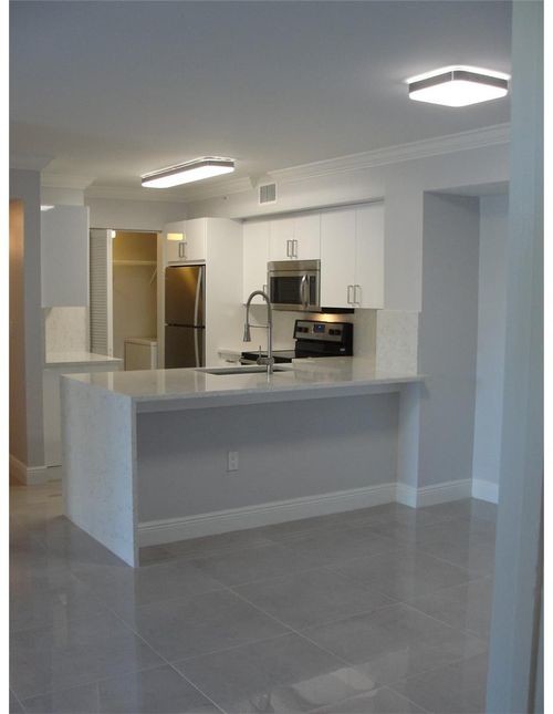 Foto del edificio - 4816 N State Road 7