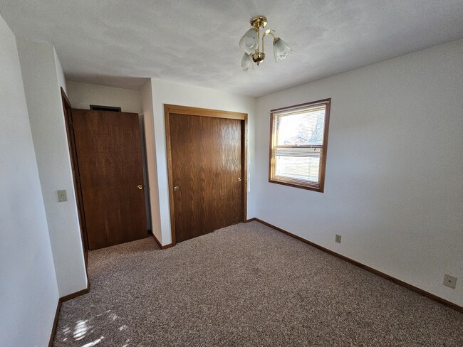 Building Photo - 4210 Park View Dr