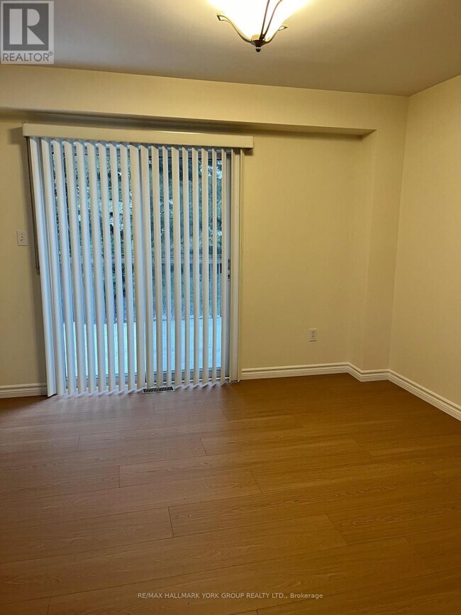 Photo du bâtiment - 490 Veterans Dr