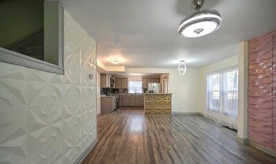 Vista desde la puerta principal del área de estar abierta al plano de la cocina - 519 E Hinman Ave