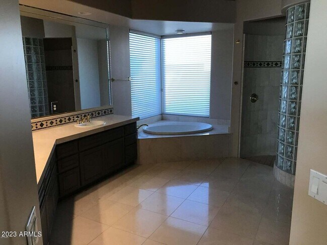 Foto del edificio - 700 N Dobson Rd