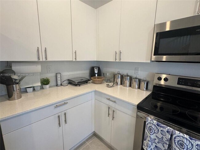 Building Photo - 3 bedroom in Miami Gardens FL 33169