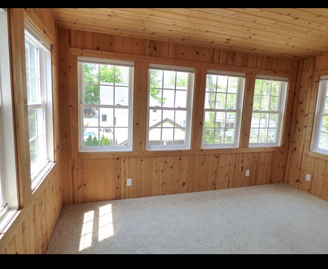 Building Photo - 565 Lovett Ave SE