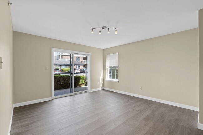 Foto del edificio - Spacious 2-Bed, 2-Bath Condo