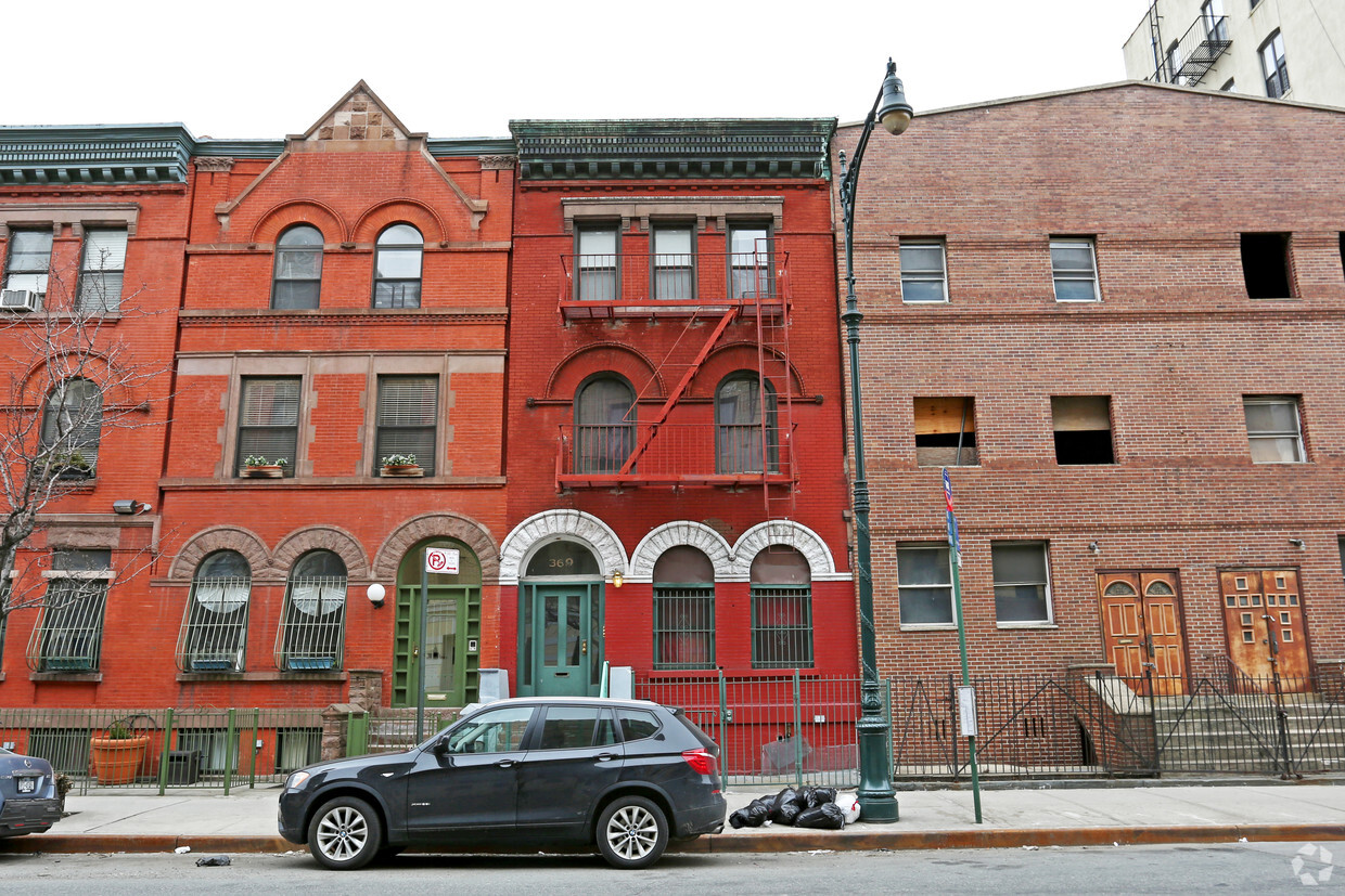 Foto del edificio - 369 Manhattan Ave