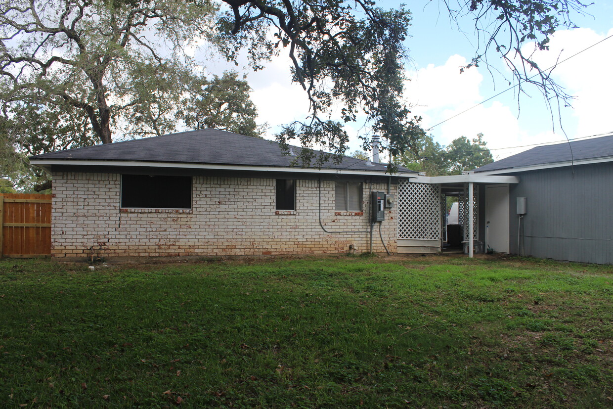 back of home with covered breezeway - 208 Timber Ln