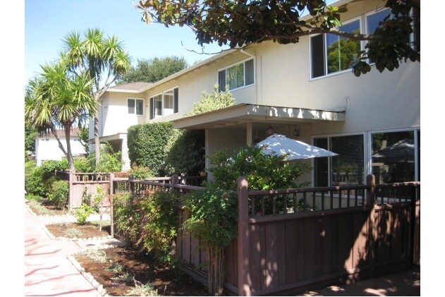 Building Photo - 847 Roble Ave