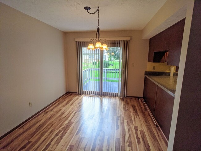 Building Photo - Charming 2 bed 1.5 bath home (duplex) in Greenwood!