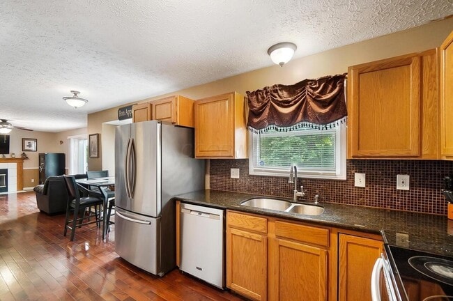 Building Photo - 5710 English Rose Dr