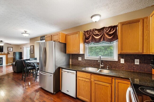 Foto del edificio - 5710 English Rose Dr