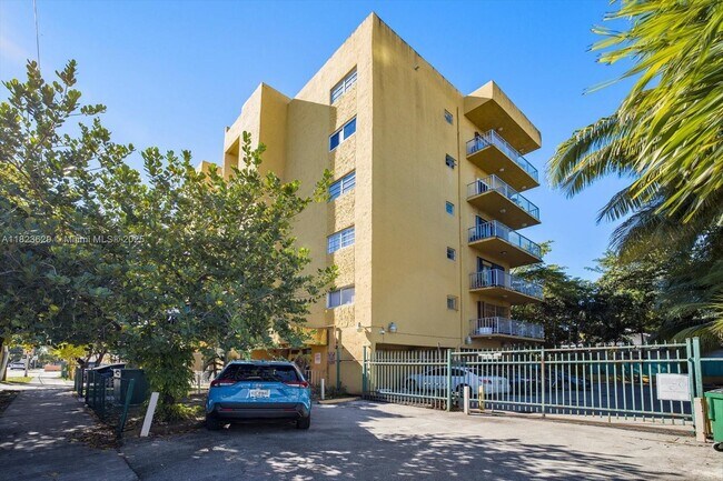 Foto del edificio - 1855 SW 1st St