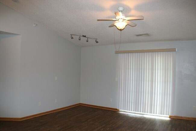 Foto del edificio - $1,175 | 2 Bedroom, 1 Bathroom Condo | Pet...
