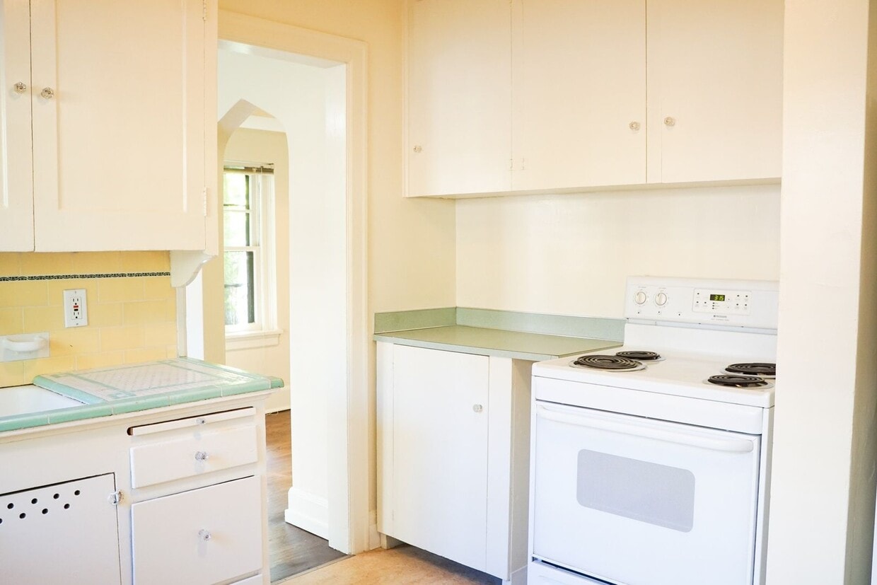 Primary Photo - 1930's Two-Bedroom Flat w/Beautiful Archit...