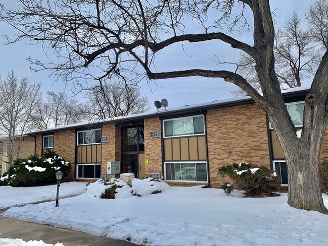 Building Photo - Large Two-Bedroom Apartment with Private H...