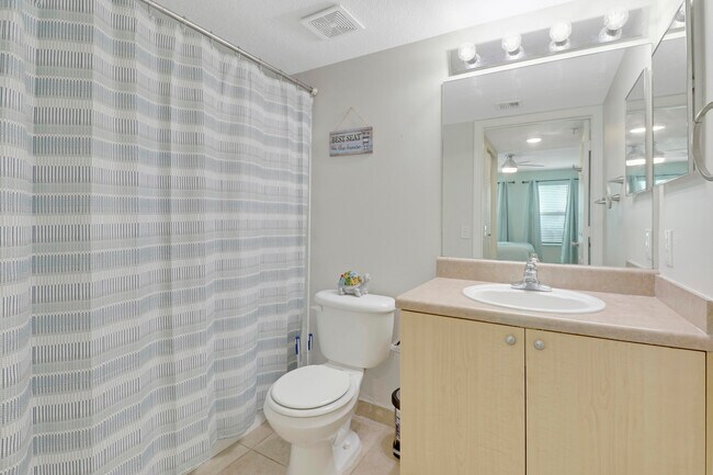 Building Photo - 1317 Villa Cir
