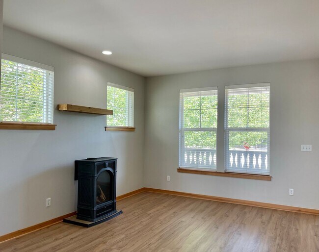 Foto del edificio - Desirable Downtown Poulsbo Place condo