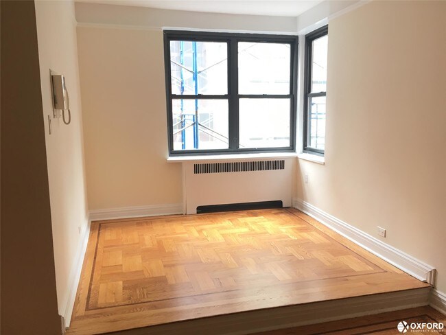 Building Photo - 125 E 24th St