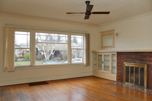 Building Photo - Spacious and Impeccable 3 Bed 1 Bath Craft...