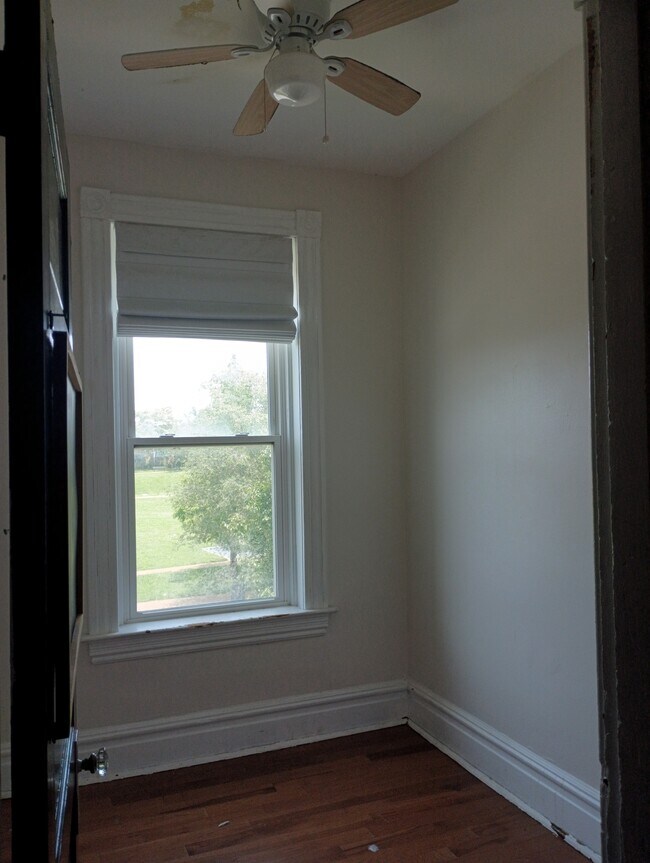 Bonus room/home office - 4386 Chouteau Ave