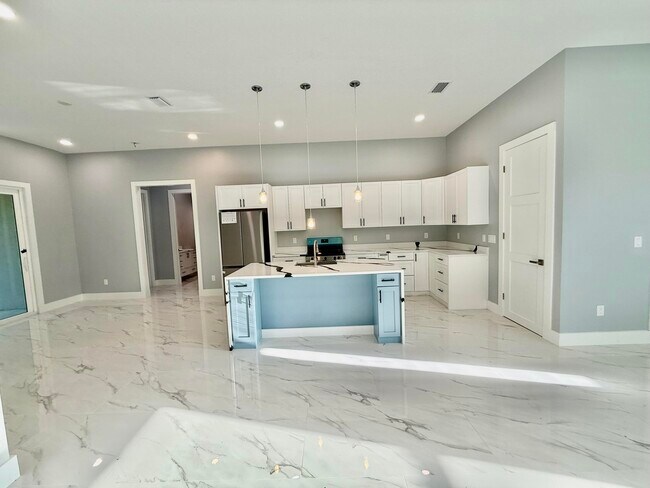 Foto del edificio - 660 NE Moss Rose Pl