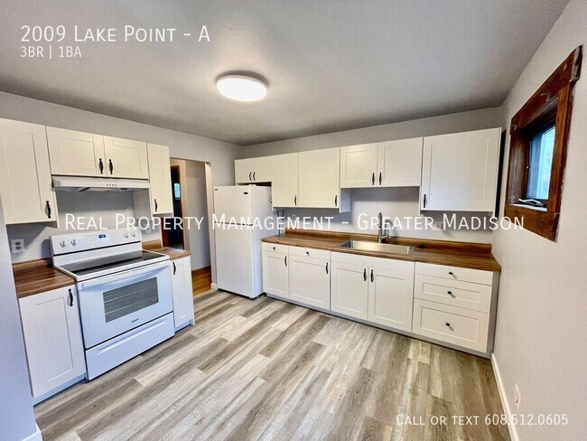 Building Photo - Newly Renovated 3 Bedroom Apartment