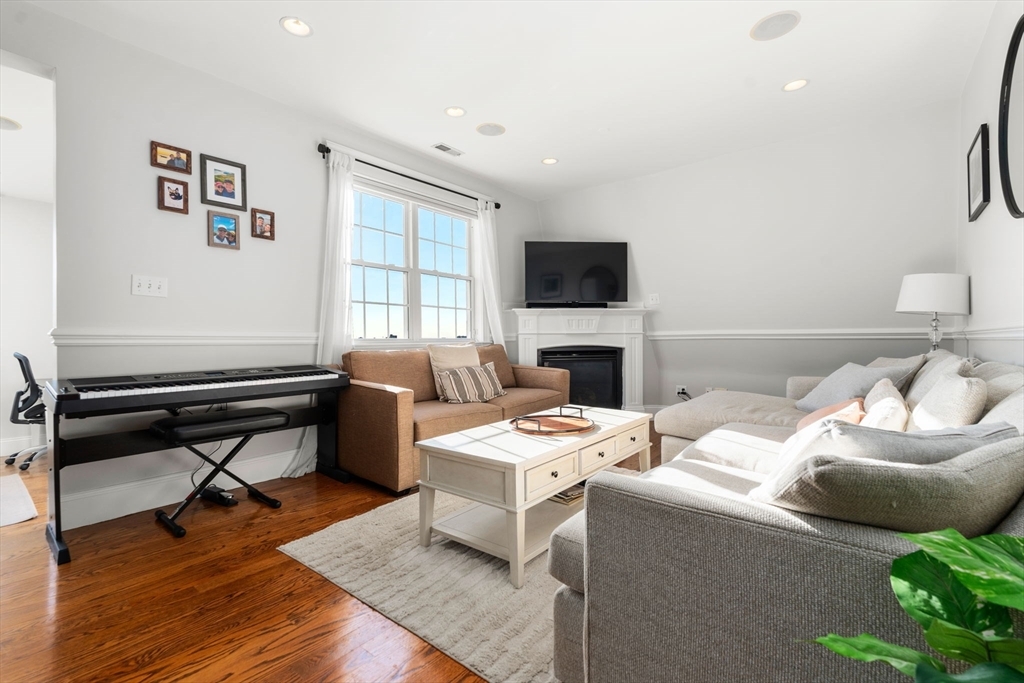 Primary Photo - 236 Bunker Hill St