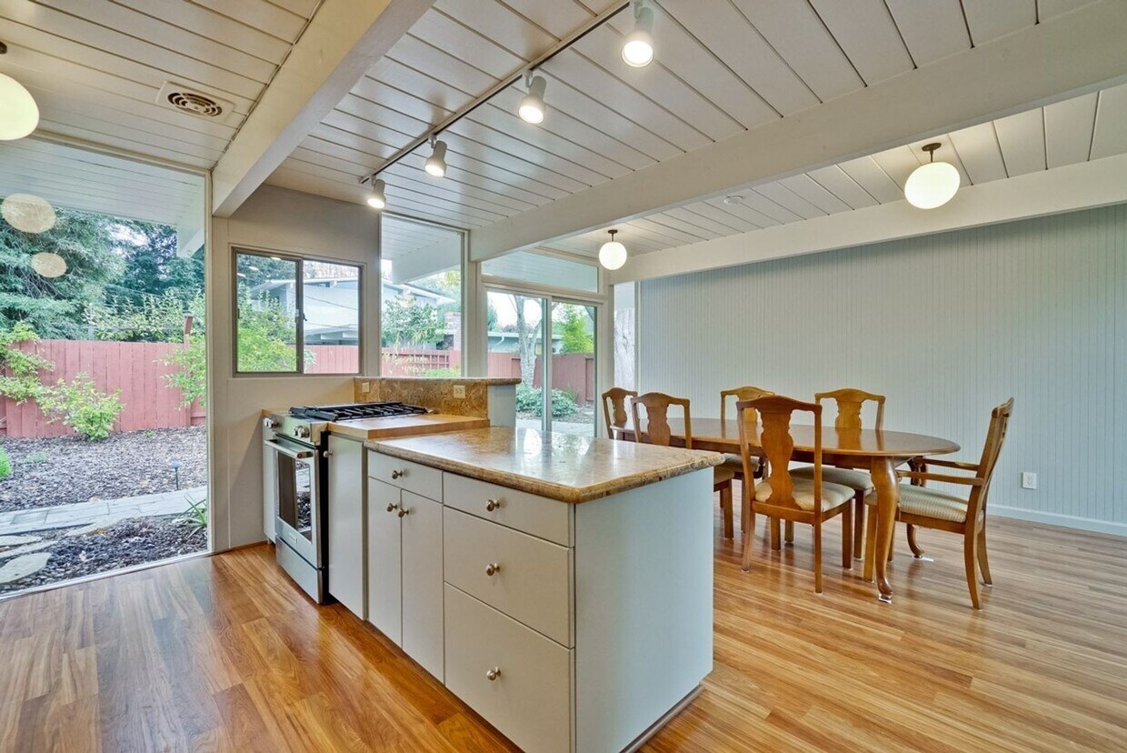 Foto principal - Updated 4 bed 2 bath Atrium Eichler in Pal...