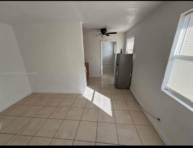 Foto del edificio - 5731 Flagler St