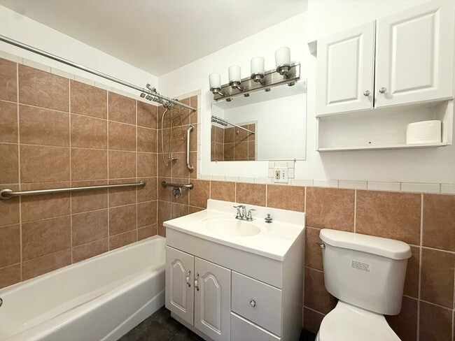 Building Photo - 26 Callender St
