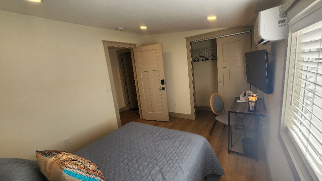 Building Photo - 1704 S Forest Dr