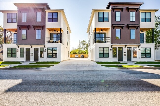 Building Photo - 2321 Benbrook Blvd