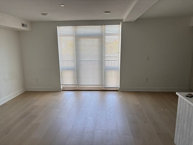 Building Photo - 917 Bennington St