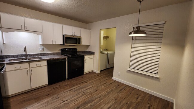 La cocina incluye zona de comedor. - 1110 Circle M Dr