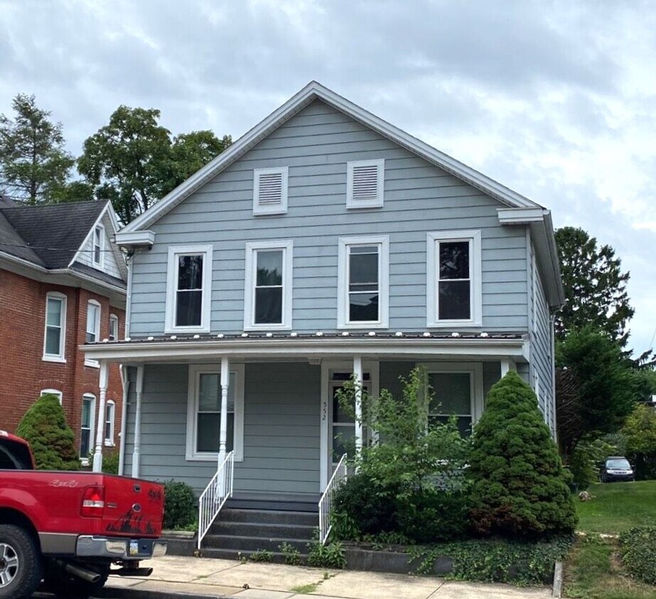 Primary Photo - 552 E King St