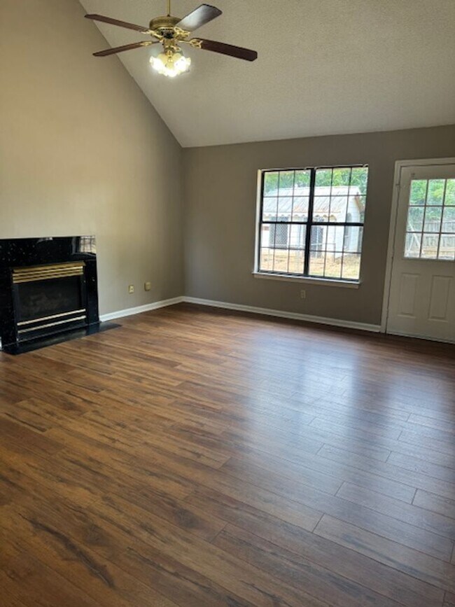 Building Photo - Renovated 3 Bedroom 2 Bath Home for Rent w...