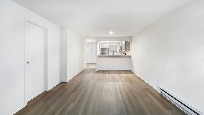 Foto del edificio - Top-Floor Corner End-Unit with Great Light