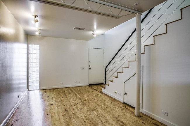 Building Photo - 4242 Buena Vista St