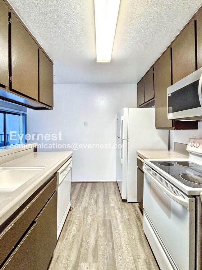 Foto del edificio - 3215 Midway Dr