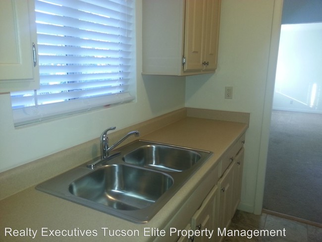 Building Photo - 2 br, 1 bath House - 4104 E. Pima St