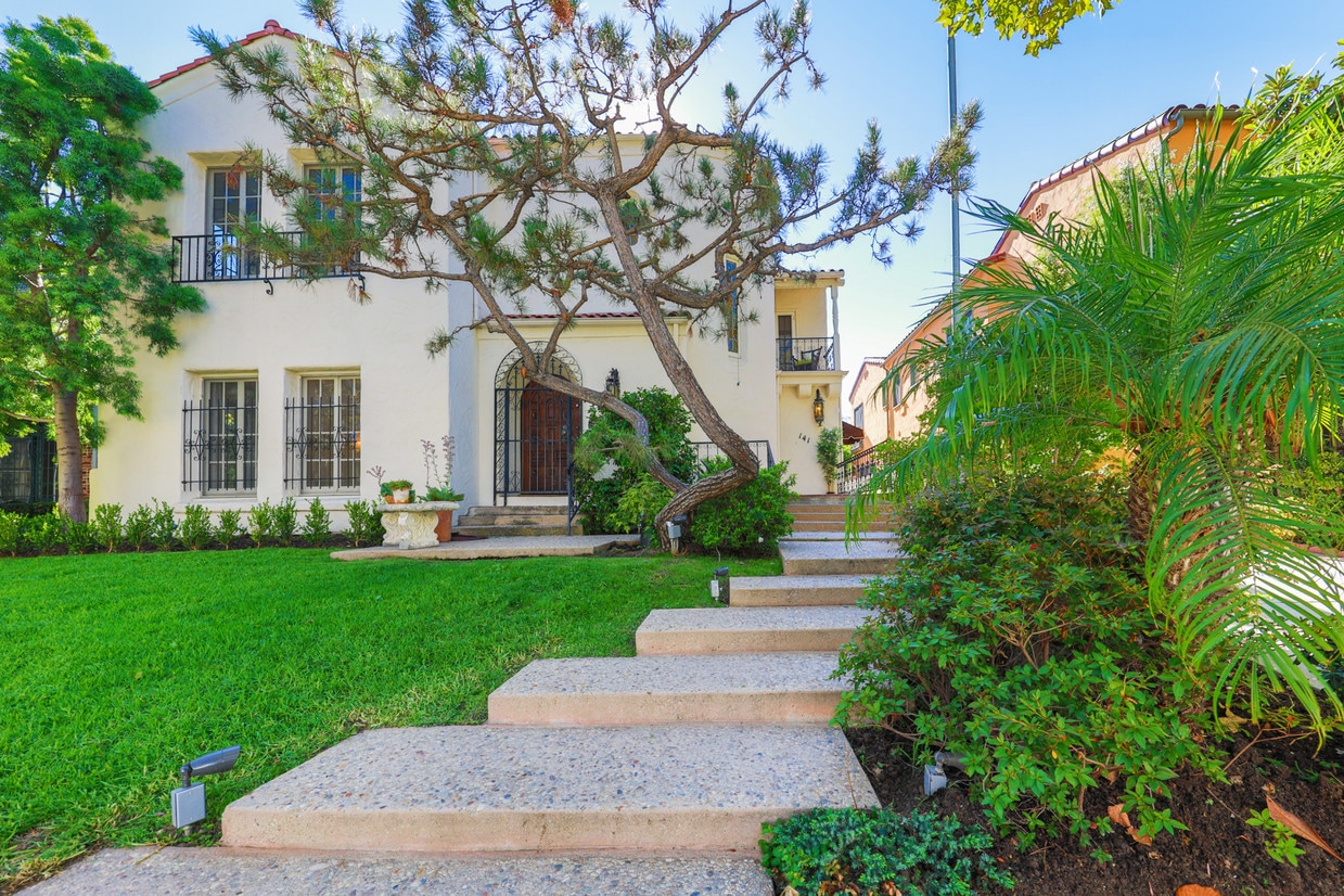 Primary Photo - 141 N Orange Dr