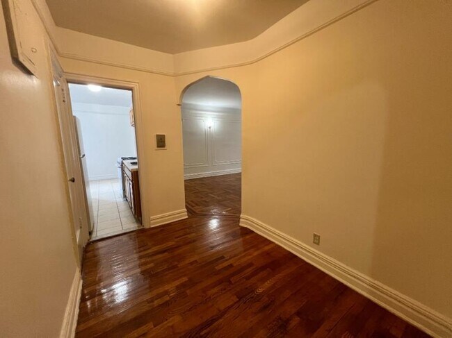 Foto del edificio - 1 bedroom in SUNNYSIDE NY 11104