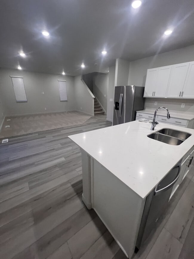 Kitchen/living room - 384 W 630 N