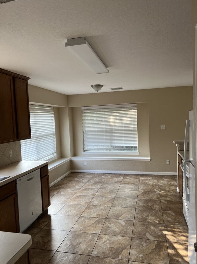 Building Photo - 374 Lake View Dr