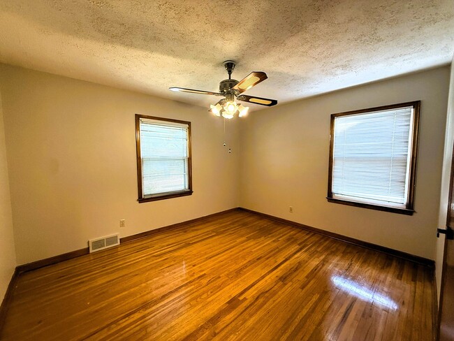 Building Photo - 5913 E Bellaire Ave