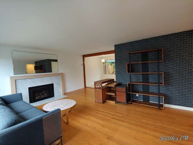 Building Photo - Beautifully Updated Magnolia House- 3 Bedr...