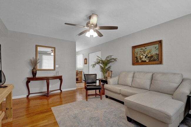 Foto del edificio - Fully furnished 3/1 AND all bills paid