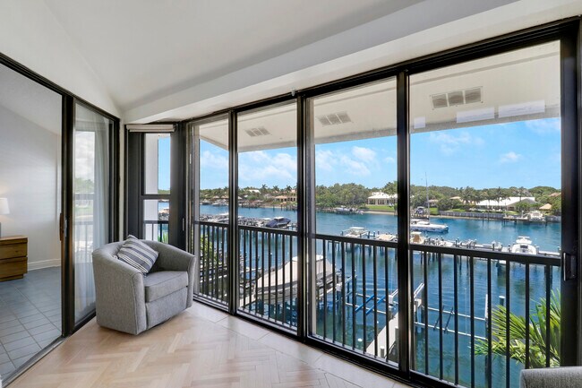 Foto del edificio - 543 Bay Colony Dr N