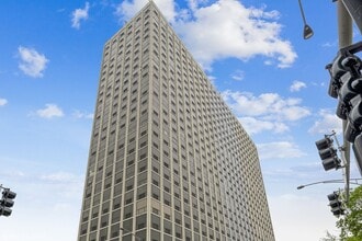 Building Photo - 4343 N Clarendon Ave